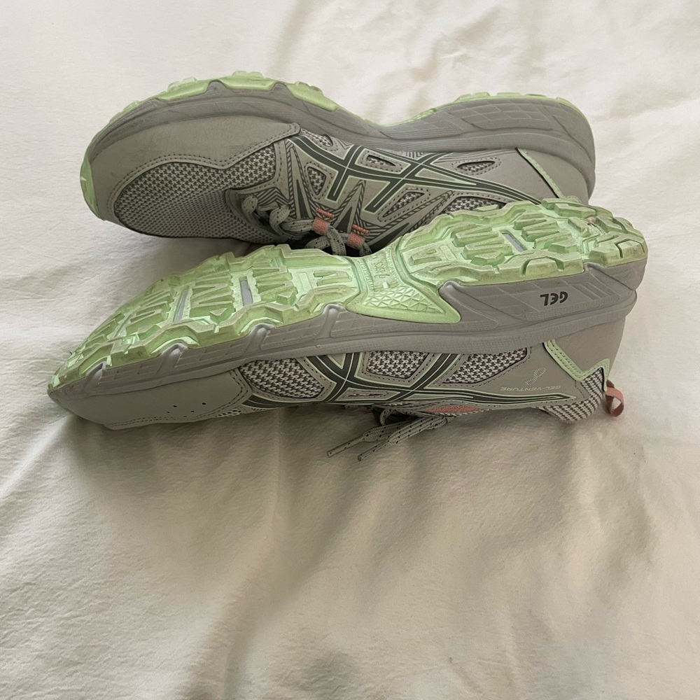 Oasics gel tennishoes women’s size nine.
